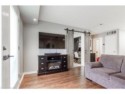 103-2010 Cleaver Avenue, Burlington, ON - Indoor Photo Showing Living Room