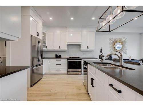 147 Susan Drive Drive, Fonthill, ON - Indoor Photo Showing Kitchen With Stainless Steel Kitchen With Double Sink With Upgraded Kitchen