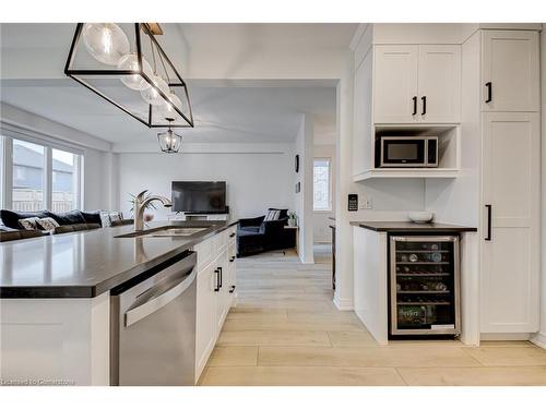 147 Susan Drive Drive, Fonthill, ON - Indoor Photo Showing Kitchen