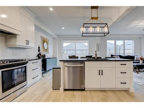 147 Susan Drive Drive, Fonthill, ON - Indoor Photo Showing Kitchen With Stainless Steel Kitchen With Upgraded Kitchen