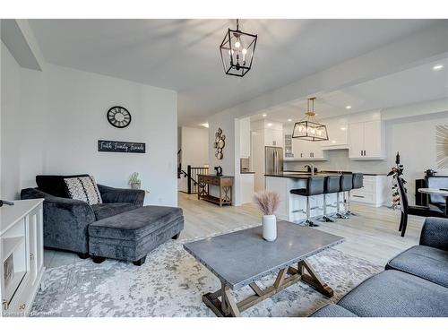 147 Susan Drive Drive, Fonthill, ON - Indoor Photo Showing Living Room