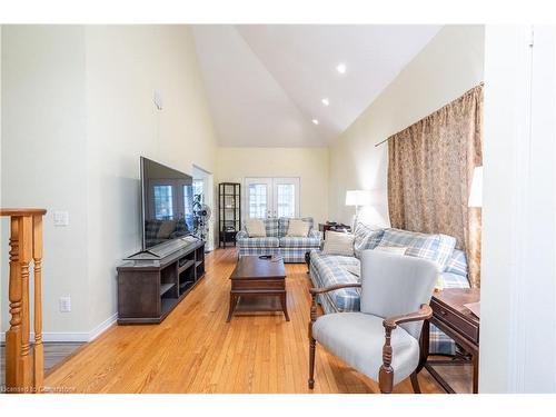 4206 Stadelbauer Drive, Beamsville, ON - Indoor Photo Showing Living Room