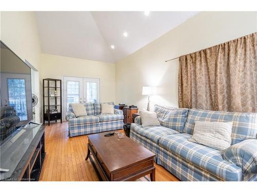 4206 Stadelbauer Drive, Beamsville, ON - Indoor Photo Showing Living Room