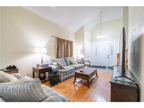 4206 Stadelbauer Drive, Beamsville, ON - Indoor Photo Showing Living Room