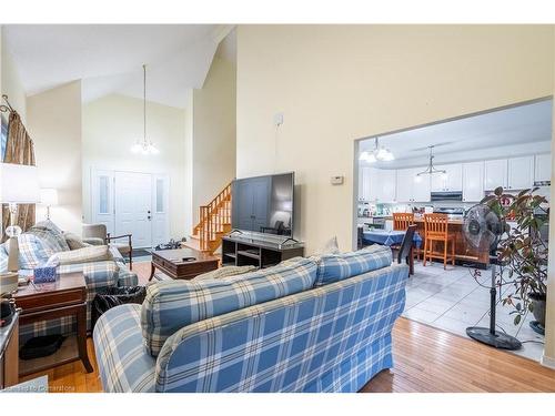 4206 Stadelbauer Drive, Beamsville, ON - Indoor Photo Showing Living Room