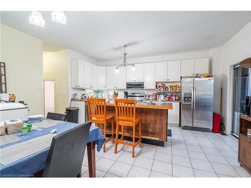 4206 Stadelbauer Drive, Beamsville, ON - Indoor Photo Showing Living Room