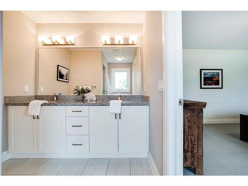 201 Hatt Street, Dundas, ON - Indoor Photo Showing Bathroom