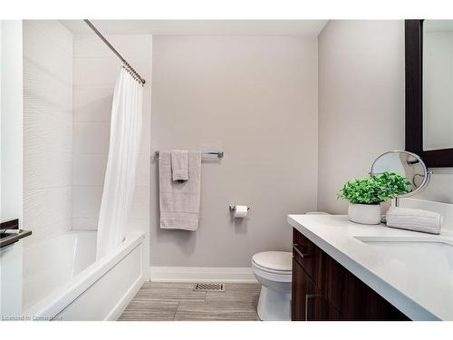 201 Hatt Street, Dundas, ON - Indoor Photo Showing Bathroom