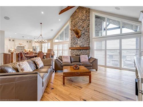 365 Mud Street E, Stoney Creek, ON - Indoor Photo Showing Living Room