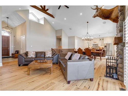 365 Mud Street E, Stoney Creek, ON - Indoor Photo Showing Living Room