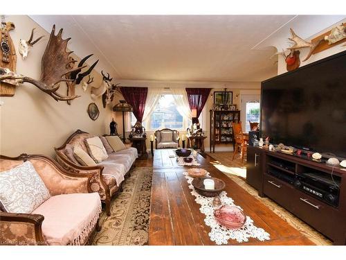 9 Vilma Avenue, Dundas, ON - Indoor Photo Showing Living Room