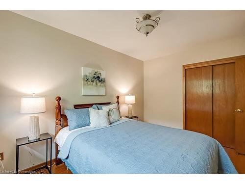 368 East Side Crescent, Burlington, ON - Indoor Photo Showing Bedroom