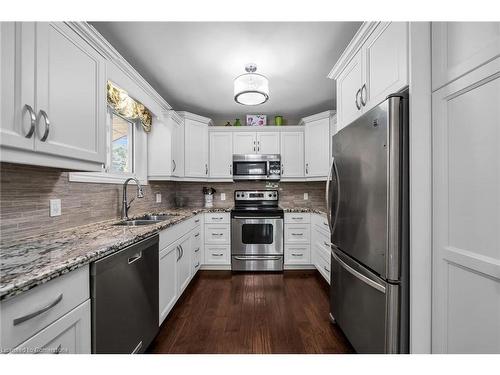 149 Renfrew Street E, Caledonia, ON - Indoor Photo Showing Kitchen With Double Sink With Upgraded Kitchen