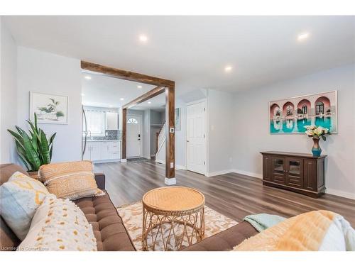 7-25 Linfield Drive, St. Catharines, ON - Indoor Photo Showing Living Room