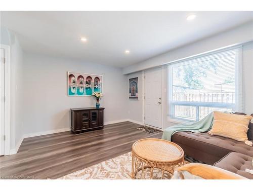 7-25 Linfield Drive, St. Catharines, ON - Indoor Photo Showing Living Room