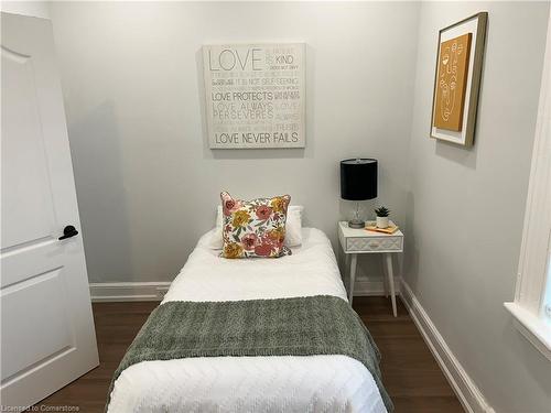 122 Peter Street, Hamilton, ON - Indoor Photo Showing Bedroom