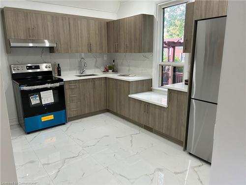 122 Peter Street, Hamilton, ON - Indoor Photo Showing Kitchen