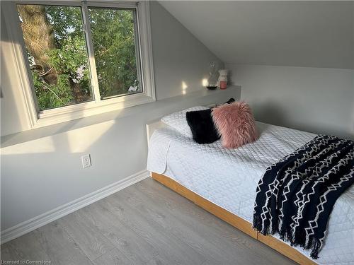 122 Peter Street, Hamilton, ON - Indoor Photo Showing Bedroom