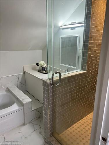 122 Peter Street, Hamilton, ON - Indoor Photo Showing Bathroom