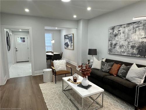 122 Peter Street, Hamilton, ON - Indoor Photo Showing Living Room