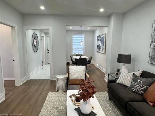 122 Peter Street, Hamilton, ON - Indoor Photo Showing Living Room