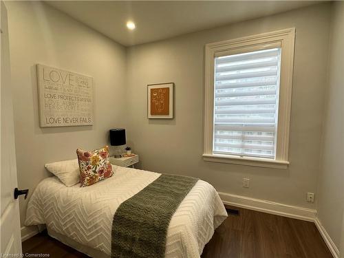 122 Peter Street, Hamilton, ON - Indoor Photo Showing Bedroom