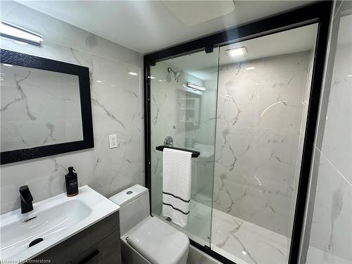 122 Peter Street, Hamilton, ON - Indoor Photo Showing Bathroom