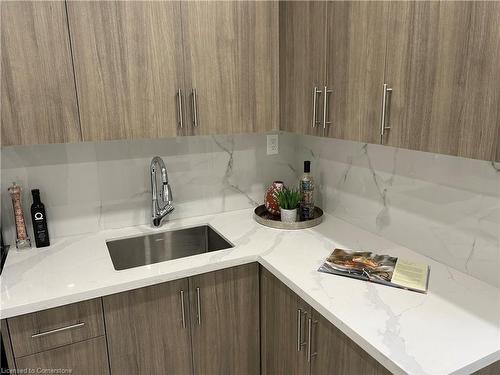 122 Peter Street, Hamilton, ON - Indoor Photo Showing Kitchen