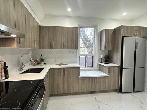 122 Peter Street, Hamilton, ON - Indoor Photo Showing Kitchen