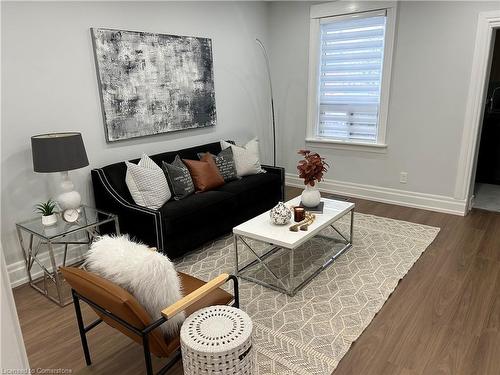 122 Peter Street, Hamilton, ON - Indoor Photo Showing Living Room