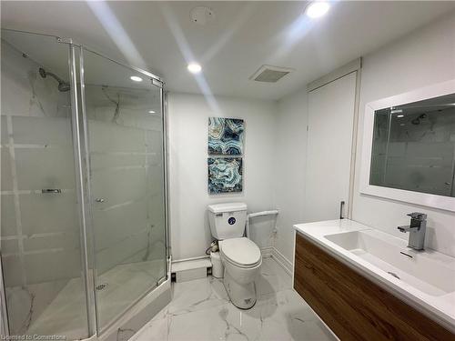 122 Peter Street, Hamilton, ON - Indoor Photo Showing Bathroom