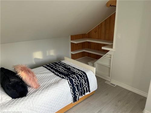 122 Peter Street, Hamilton, ON - Indoor Photo Showing Bedroom