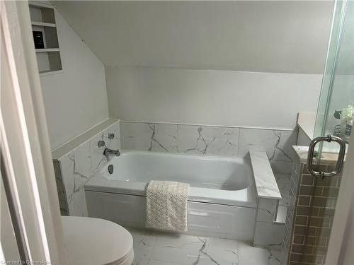 122 Peter Street, Hamilton, ON - Indoor Photo Showing Bathroom