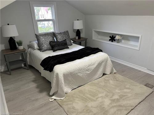 122 Peter Street, Hamilton, ON - Indoor Photo Showing Bedroom