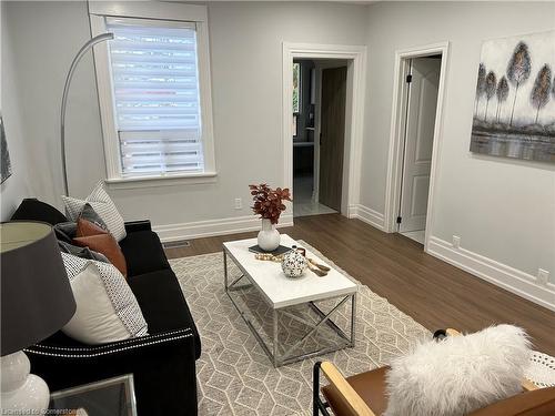 122 Peter Street, Hamilton, ON - Indoor Photo Showing Living Room