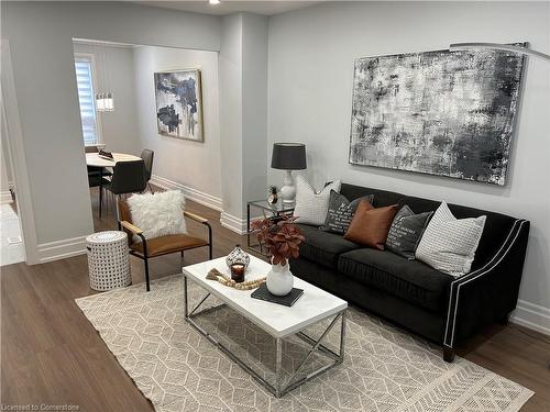 122 Peter Street, Hamilton, ON - Indoor Photo Showing Living Room