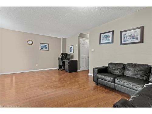 50-565 Rymal Road E, Hamilton, ON - Indoor Photo Showing Living Room