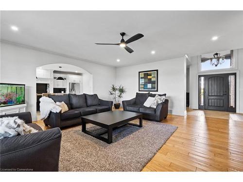 811 Effingham Street, Fenwick, ON - Indoor Photo Showing Living Room