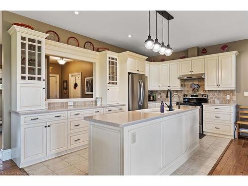 811 Effingham Street, Fenwick, ON - Indoor Photo Showing Kitchen