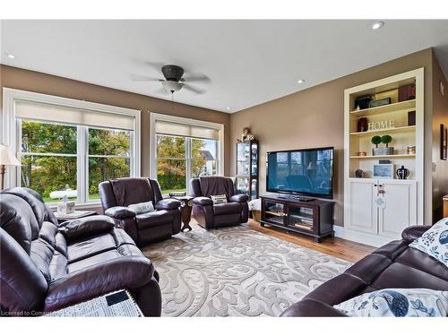 811 Effingham Street, Fenwick, ON - Indoor Photo Showing Living Room