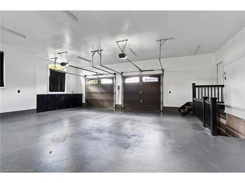 811 Effingham Street, Fenwick, ON - Indoor Photo Showing Garage