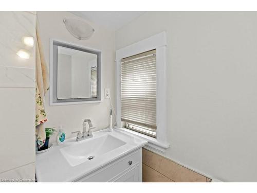 33 Cline Avenue N, Hamilton, ON - Indoor Photo Showing Bathroom