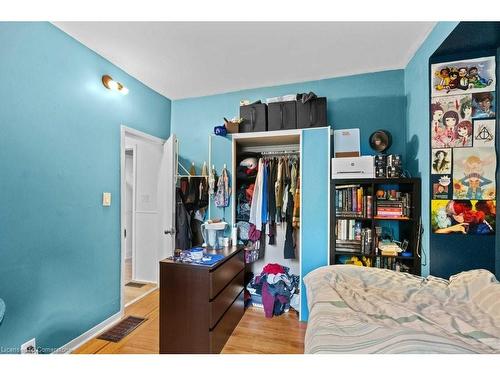 33 Cline Avenue N, Hamilton, ON - Indoor Photo Showing Bedroom