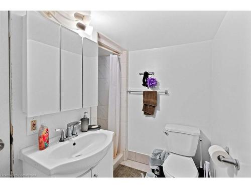 33 Cline Avenue N, Hamilton, ON - Indoor Photo Showing Bathroom