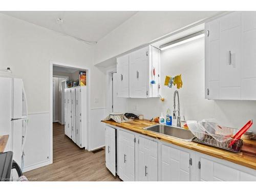 33 Cline Avenue N, Hamilton, ON - Indoor Photo Showing Kitchen