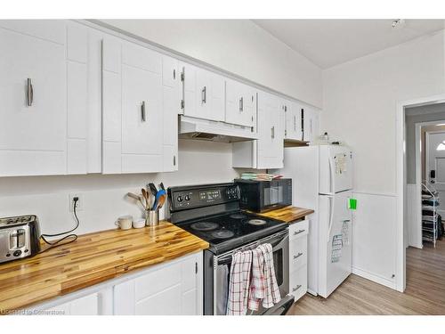 33 Cline Avenue N, Hamilton, ON - Indoor Photo Showing Kitchen