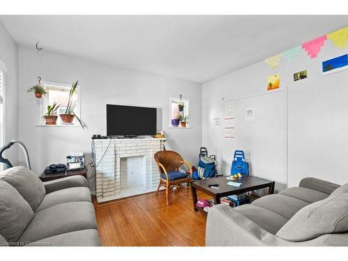 33 Cline Avenue N, Hamilton, ON - Indoor Photo Showing Living Room