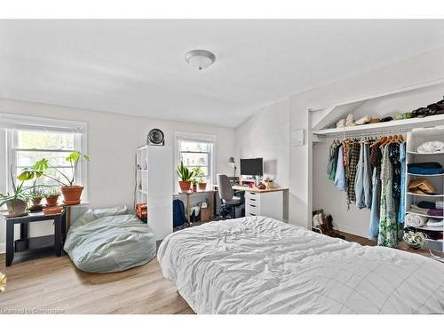 33 Cline Avenue N, Hamilton, ON - Indoor Photo Showing Bedroom