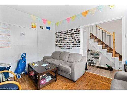 33 Cline Avenue N, Hamilton, ON - Indoor Photo Showing Living Room