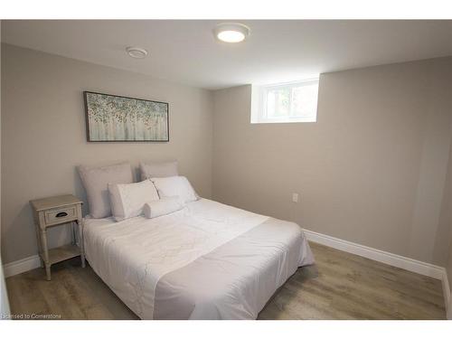 Bsmt Unit-2187 Mount Royal Avenue, Burlington, ON - Indoor Photo Showing Bedroom